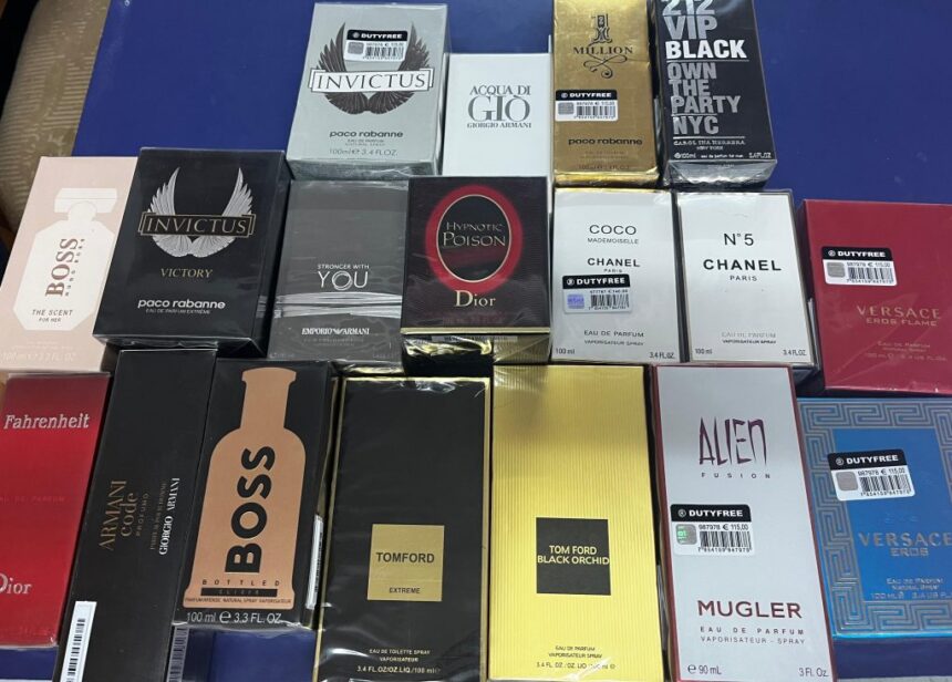Capturat de jandarmi în Mangalia: un bărbat comercializa parfumuri falsificate 1 un barbat a fost prins de jandarmi in mangalia in timp ce vindea parfumuri contrafacute 682dd6c741546