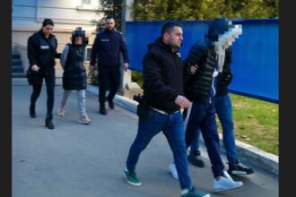un barbat si o femeie care au santajat peste 20 de persoane pe care le a determinat sa apara dezbracate in fata camerei nemultumiti de pedepsele primite 681d4a343a422