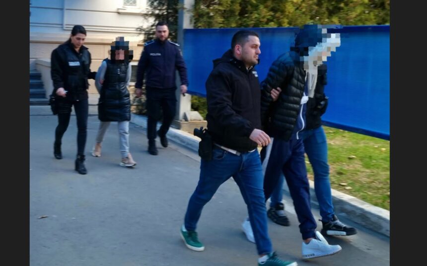 Între capcane și rușine: Povestea unui cuplu care a șantajat 20 de victime să se dezvăluie în fața camerei, contestând sancțiunile primite. 1 un barbat si o femeie care au santajat peste 20 de persoane pe care le a determinat sa apara dezbracate in fata camerei nemultumiti de pedepsele primite 681d4a343a422