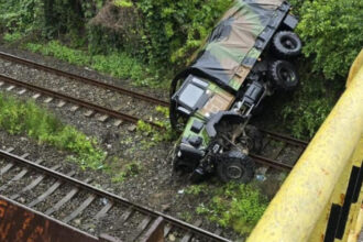 un camion nato s a rasturnat de pe un pasaj rutier pe calea ferata la intrarea in calimanesti doi militari francezi au fost raniti 6827557e37bff