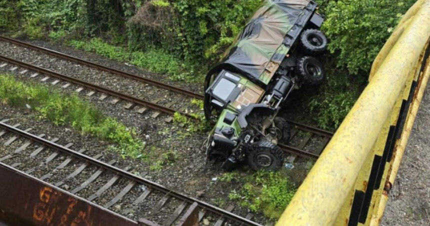 Accident spectaculos: Un vehicul militar NATO a căzut de pe un pasaj, răniți doi soldați francezi la Călimănești 1 un camion nato s a rasturnat de pe un pasaj rutier pe calea ferata la intrarea in calimanesti doi militari francezi au fost raniti 6827557e37bff