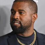 Kanye West aduce un omagiu controversat lui Hitler, cântat de milioane pe platforma lui Elon Musk 2 un cantec al lui kanye west in care este glorificat hitler ascultat de milioane de ori pe platforma x a lui elon musk 682d975992029