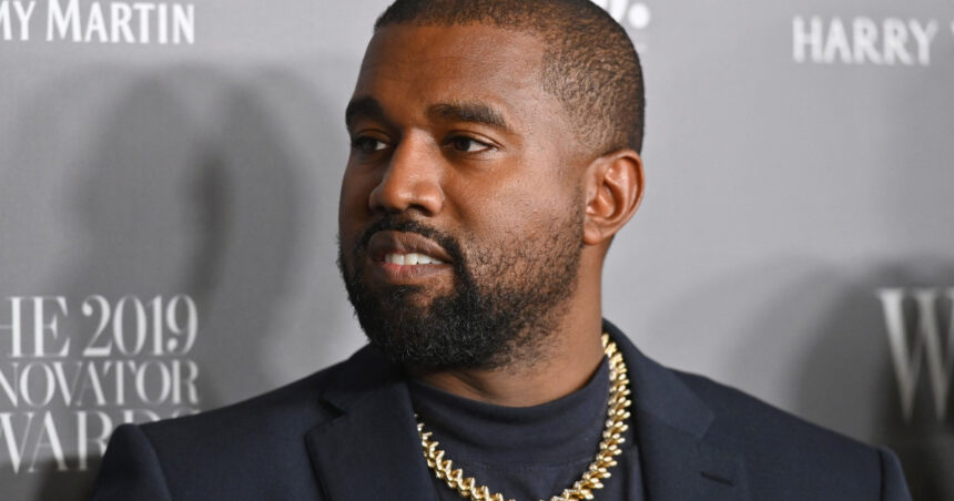 Kanye West aduce un omagiu controversat lui Hitler, cântat de milioane pe platforma lui Elon Musk 1 un cantec al lui kanye west in care este glorificat hitler ascultat de milioane de ori pe platforma x a lui elon musk 682d975992029