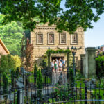 O familie din Marea Britanie primește compensații după ce 170 de mingi de fotbal au invadat curtea lor! 2 un cuplu britanic a fost despagubit dupa ce 170 de mingi apartinand unui teren de fotbal din apropiere au ajuns in gradina casei lor 682c9477d5a9b