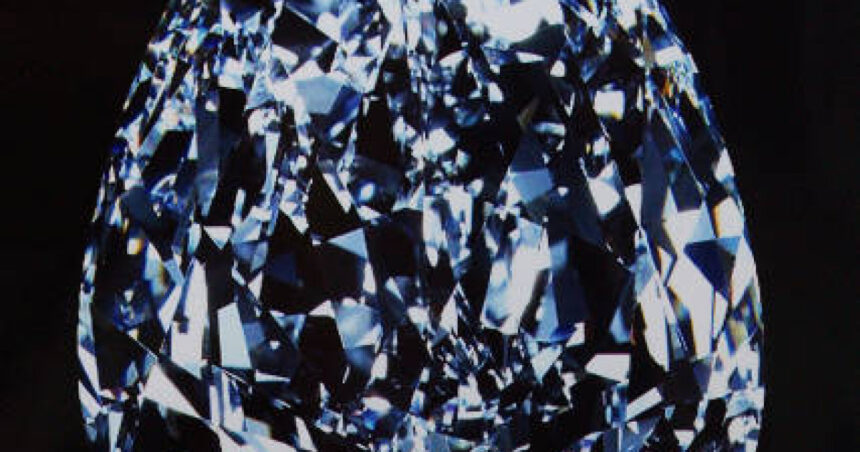 Un rar diamant albastru a fost adjudecat pentru fabuloasa sumă de 21,5 milioane de dolari la o licitație! 1 un diamant albastru extrem de rar a fost vandut la licitatie pentru 215 milioane de dolari 6824a0c9439d2