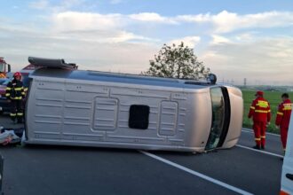 un microbuz transformat in rulota s a rasturnat pe dn2a doi ucraineni au fost implicati in accident 681b139946202