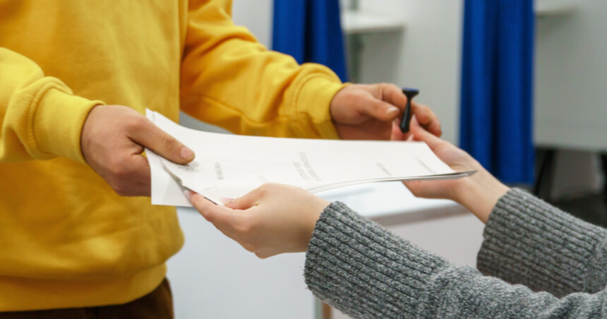 Cum să te asiguri că îți exprimi votul în turul 2 al alegerilor prezidențiale din 2025, chiar dacă ești departe de casa ta? 1 unde votezi in turul 2 al alegerilor prezidentiale 2025 daca esti plecat din localitatea de domiciliu 6826da536dfd9