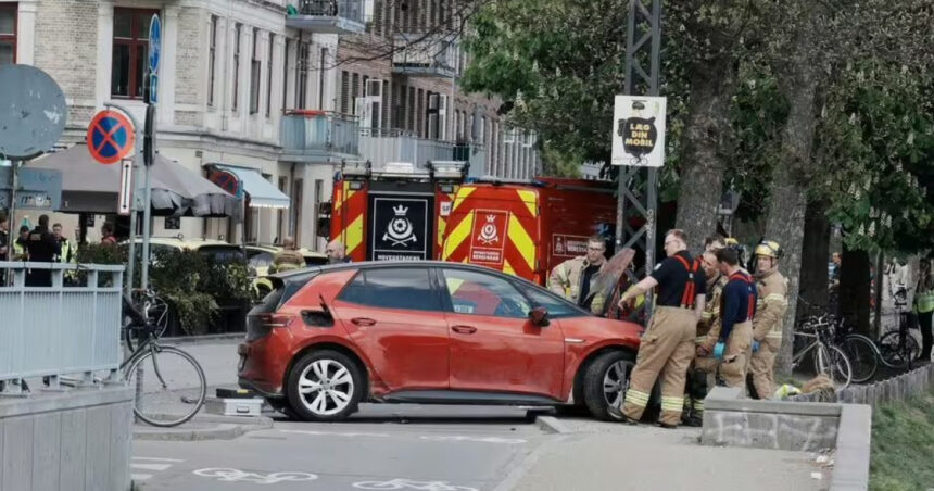 Copenhaga zguduită: Un accident terifiant lasă unsprezece răniți în urma unei coliziuni cu o mulțime. Un șofer în vârstă a cedat controlul vehiculului. 1 unsprezece raniti la copenhaga dupa ce o masina a intrat in multime un sofer in varsta a pierdut controlul volanului 68132c71bec6c