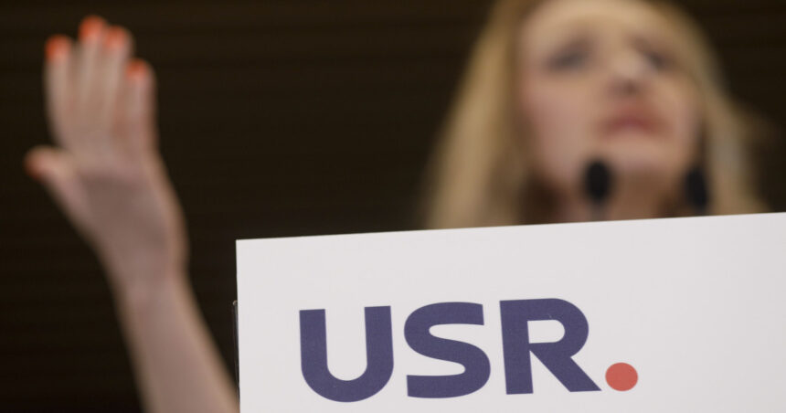 USR ia distanță de imaginea Elenei Lasconi: „Strategii ce contravin principiilor noastre de bază” 1 usr se dezice de pozele elenei lasconi tactici care contrazic valorile noastre fundamentale 6814b12e176c3