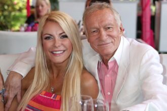vaduva fondatorului playboy a fost ceruta in casatorie la 8 ani de la decesul lui cine e viitorul sot al lui crystal hefner 6815e2e49cc52