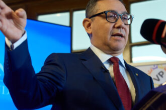 victor ponta o face pe elena lasconi idiotul util al sistemului si a anuntat ca depune impotriva ei plangere penala 6813e55531dc2
