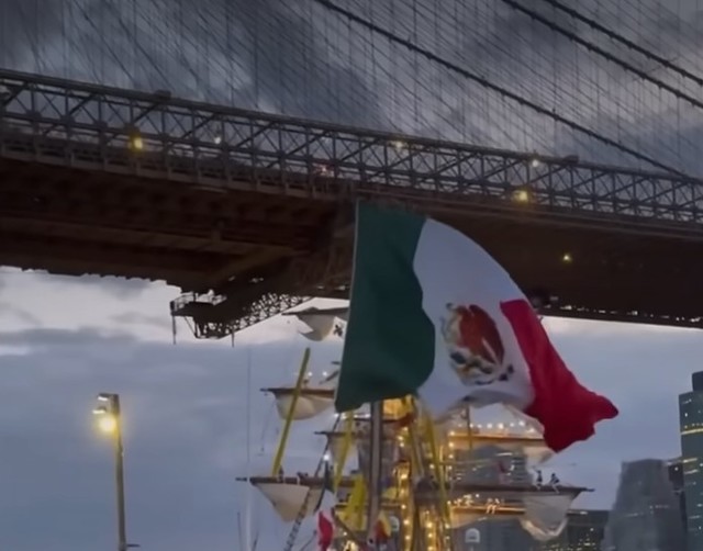 22 de răniți în urma coliziunii unei nave de antrenament a Marinei mexicane cu podul Brooklyn din New York 1 video 22 de persoane au fost ranite dupa ce o nava de antrenament a marinei mexicane a lovit podul brooklyn din new york 68296dc7afab2