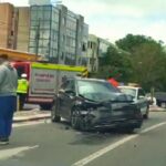 Coliziune pe Soveja: O persoană prinsă în mașină în apropierea City Park Mall 2 video accident rutier cu persoana incarcerata pe soveja in zona city park mall 681dda2977cce