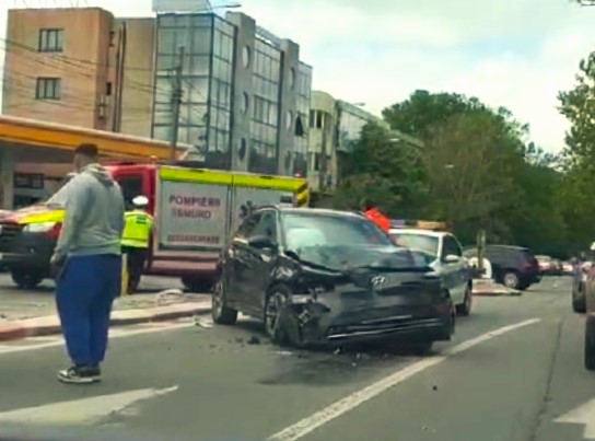 Coliziune pe Soveja: O persoană prinsă în mașină în apropierea City Park Mall 1 video accident rutier cu persoana incarcerata pe soveja in zona city park mall 681dda2977cce