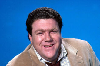 video actorul george wendt cunoscut mai ales pentru rolul lui norm din serialul cheers a murit la varsta de 76 de ani 6830c6bc75c1a