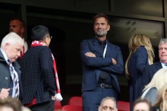 video arne slot nu l a uitat pe jurgen klopp gestul tehnicianului de la liverpool de la festivitatea de decernare a titlului in premier league 68335efea3a9e