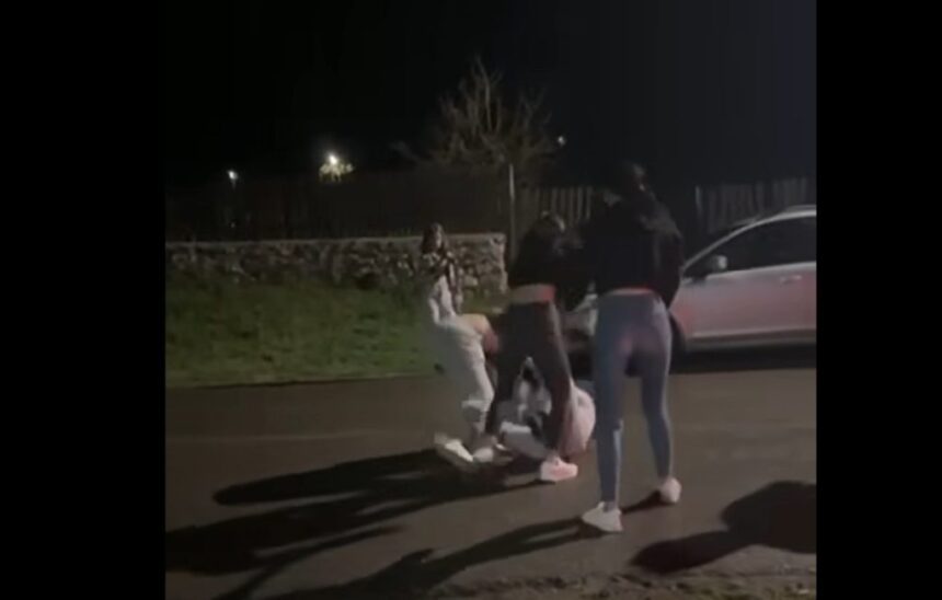 Conflict violent între tinere pe străzile din Ion Corvin: o fată a fost doborâtă și atacată fără milă. 1 video bataie cu pumni si picioare intre mai multe fete in plina strada la ion corvin o tanara a fost pusa la pamant si lovita din toate partile 682b760853a40