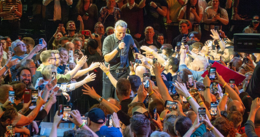 Bruce Springsteen revine cu critici dure la adresa președintelui american: „Corupție și incompetență”. Trump ripostează: „Ești o bătrână uscată!” 1 video bruce springsteen si a reluat atacurile la adresa presedintelui sua corupt si incompetent trump esti o pruna batrana uscata 683a038657a66