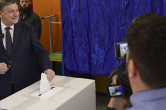 video crin antonescu la iesirea de la urne am votat pentru o romanie puternica unita si demna 68171c8bb9730