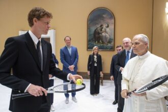 video de data asta s a abtinut ce a facut jannik sinner la intalnirea cu papa leon al xiv lea 6824a9e17b16b