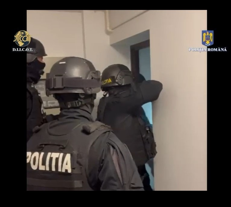 DIICOT lovește din nou: 17 kg de droguri confiscate, transportate prin curier pentru rețeaua de pe litoral! Suspecți surprinși în acțiune! 1 video diicot da lovitura captura de 17 kg de narcotice aduse prin curier in tara pentru dealerii de pe litoral suspecti prinsi in flagrant 68134b53b4e65