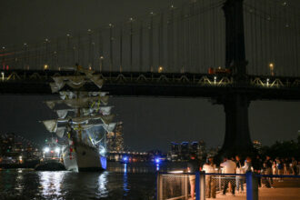 video doi morti dupa ce un velier al marinei mexicane a lovit podul brooklyn din new york 6829998f8a0f7