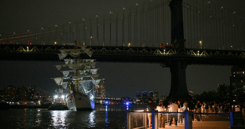 Tragedie pe podul Brooklyn: două vieți pierdute în urma coliziunii cu un velier al Marinei mexicane 1 video doi morti dupa ce un velier al marinei mexicane a lovit podul brooklyn din new york 6829998f8a0f7
