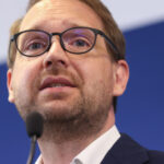 Dominic Fritz, după alegeri: „Este timpul pentru o introspecție”. El sugerează organizarea de discuții pe subiecte esențiale pentru „întreaga clasă politică”. 2 video dominic fritz dupa prezidentiale este un moment de reflexie acesta propune dezbateri pe teme cheie pentru toata clasa politica 682b26b752d4d