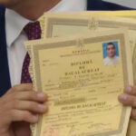 După Nicușor Dan, George Simion își arată cu mândrie diploma de bacalaureat, însoțită de certificatul de căsătorie! 2 video dupa nicusor dan si george simion si a prezentat diploma de bacalaureat si a adus cu el si certificatul de casatorie 68232e7ec46f6