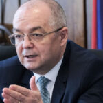 Emil Boc: Astăzi ne confruntăm cu o alegere crucială între rămânerea României în Uniunea Europeană și părăsirea acesteia. 2 video emil boc astazi practic avem un referendum pentru mentinerea romaniei in ue sau pentru iesirea romaniei din ue 6829a0e3cd20e