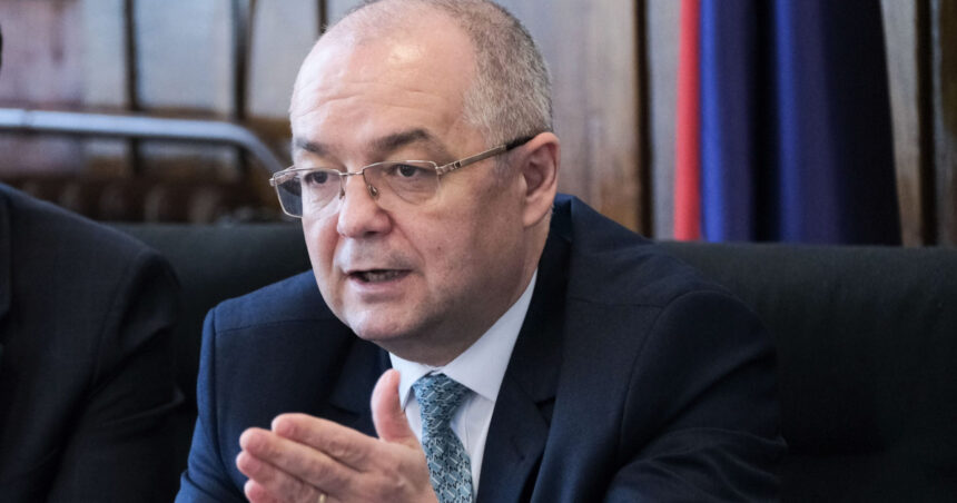 Emil Boc: Astăzi ne confruntăm cu o alegere crucială între rămânerea României în Uniunea Europeană și părăsirea acesteia. 1 video emil boc astazi practic avem un referendum pentru mentinerea romaniei in ue sau pentru iesirea romaniei din ue 6829a0e3cd20e