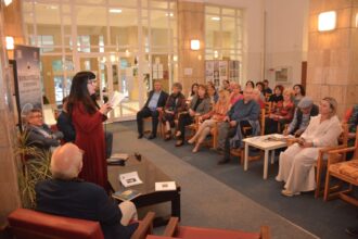 video eveniment de inalta tinuta la biblioteca judeteana ioan n roman din constanta trei poeti greci si au prezentat volumele de poezie in editie bilingva romana si greaca 6831c481eda4b