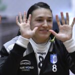 Neagu, o forță imbatabilă: performanțele extraordinare ale Cristinei în ultima sa partidă. Momentul emoționant în care a fost recompensată cu trofeul de campioană. 2 video exclusiv neagu de neoprit cifrele cristinei fantastice la ultima aparitie pe teren momentul in care a primit trofeul de campioana 6829ec6b6e0b6