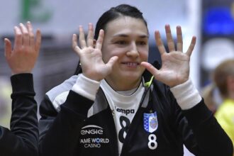 video exclusiv neagu de neoprit cifrele cristinei fantastice la ultima aparitie pe teren momentul in care a primit trofeul de campioana 6829ec6b6e0b6