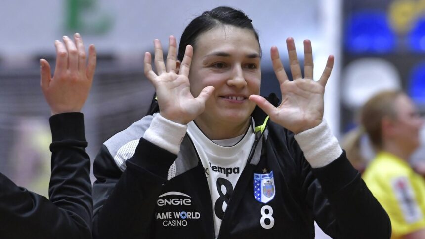 Neagu, o forță imbatabilă: performanțele extraordinare ale Cristinei în ultima sa partidă. Momentul emoționant în care a fost recompensată cu trofeul de campioană. 1 video exclusiv neagu de neoprit cifrele cristinei fantastice la ultima aparitie pe teren momentul in care a primit trofeul de campioana 6829ec6b6e0b6