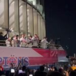 București, în sărbătoare! FCSB aduce bucuria trofeului de campioană pe străzi: manele în autocar și o paradă de neuitat! 2 video exclusiv nebunie in bucuresti fcsb a declansat fiesta pe strazi cu trofeul de campioana manele in autocar si parada triumfala 68290433d336f