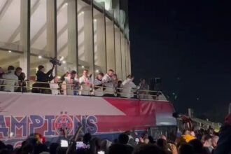 video exclusiv nebunie in bucuresti fcsb a declansat fiesta pe strazi cu trofeul de campioana manele in autocar si parada triumfala 68290433d336f