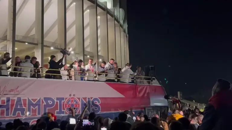 București, în sărbătoare! FCSB aduce bucuria trofeului de campioană pe străzi: manele în autocar și o paradă de neuitat! 1 video exclusiv nebunie in bucuresti fcsb a declansat fiesta pe strazi cu trofeul de campioana manele in autocar si parada triumfala 68290433d336f