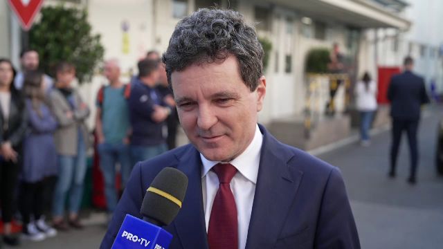 Nicușor Dan, pasionat de fotbal, își dorește cu ardoare ca România să ajungă la Cupa Mondială din 2026. Ce denumire le-a dat jucătorilor naționali? 1 video exclusiv nicusor dan iubeste fotbalul si vrea ca romania sa se califice la mondialul din 2026 cum i a numit pe tricolori 682e0ec708640