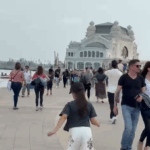 Faleza Cazinoului din Constanța, aglomerată de turiști în ciuda vremii capricioase. Zilele Orașului continuă să fascineze la malul mării! 3 video faleza cazinoului din constanta plina de vizitatori in ciuda vremii nefavorabile zilele orasului continua sa atraga multimile la malul marii 6831e798db9ef