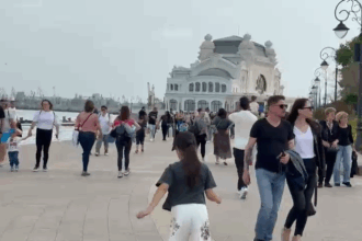 video faleza cazinoului din constanta plina de vizitatori in ciuda vremii nefavorabile zilele orasului continua sa atraga multimile la malul marii 6831e798db9ef