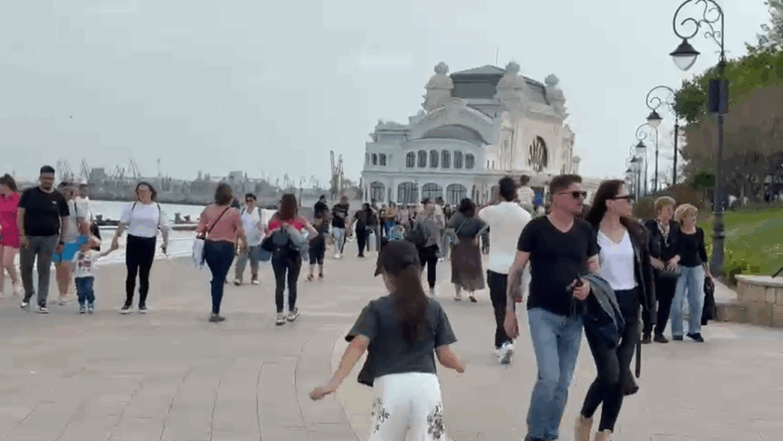 Faleza Cazinoului din Constanța, aglomerată de turiști în ciuda vremii capricioase. Zilele Orașului continuă să fascineze la malul mării! 1 video faleza cazinoului din constanta plina de vizitatori in ciuda vremii nefavorabile zilele orasului continua sa atraga multimile la malul marii 6831e798db9ef