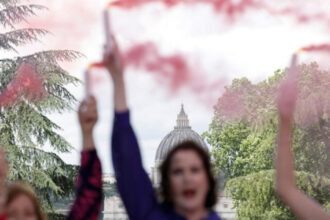 video fum roz la vatican activiste cer includerea femeilor in conclav 681b8df440f11