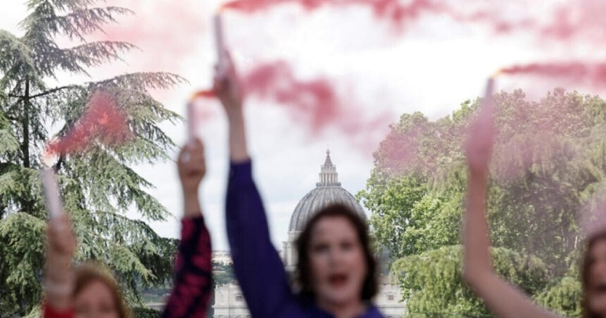 Fum roz la Vatican: Activiste revendică locul femeilor în Conclav 1 video fum roz la vatican activiste cer includerea femeilor in conclav 681b8df440f11