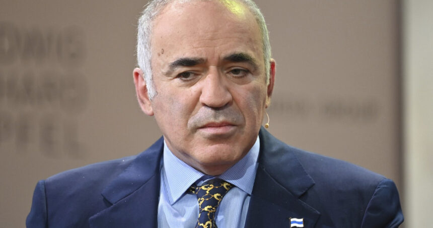 Garry Kasparov: „Ideologia lui Putin și viziunea sa despre lume trebuie să se întoarcă în Rusia” 1 video garry kasparov viziunea lui putin asupra lumii ideologia lui putin trebuie dizolvata inapoi in rusia 683042f09ae71
