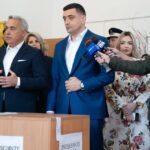 George Simion, către agentul de poliție care i-a blocat declarațiile în secția de vot: „Acțiunea dumneavoastră nu este tocmai corectă” 2 video george simion catre politistul care i a interzis sa faca declaratii in sectia de vot nu e foarte frumos ce ati facut 6829926eb2960