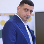 George Simion transmite un mesaj în limba engleză susținătorilor internaționali: „Nu putem vorbi despre o influențare majoră a voturilor”. 3 video george simion mesaj in engleza pentru sustinatorii din afara tarii nu putem acuza o manipulare semnificativa a buletinelor de vot 682ae65206511