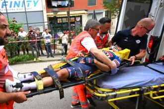 video imagini horror de la turul italiei ciclistul si a fracturat a 11 a vertebra si a ramas intins pe trotuar 681f339ac52a7