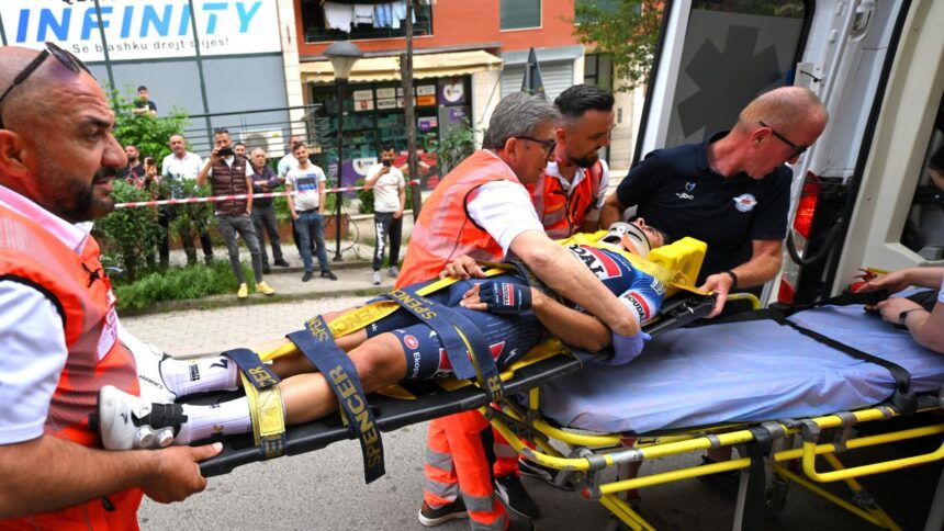 Momente teribile la Turul Italiei! Ciclistul și-a rupt a 11-a vertebră și zace pe trotuar. 1 video imagini horror de la turul italiei ciclistul si a fracturat a 11 a vertebra si a ramas intins pe trotuar 681f339ac52a7