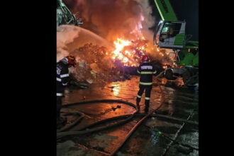 video incendiu in portul constanta 800 de tone de deseuri feroase cuprinse de flacari 683b14db1a016